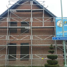 Een schone winkelpui in Maastricht door Fijten Gevelverzorging.